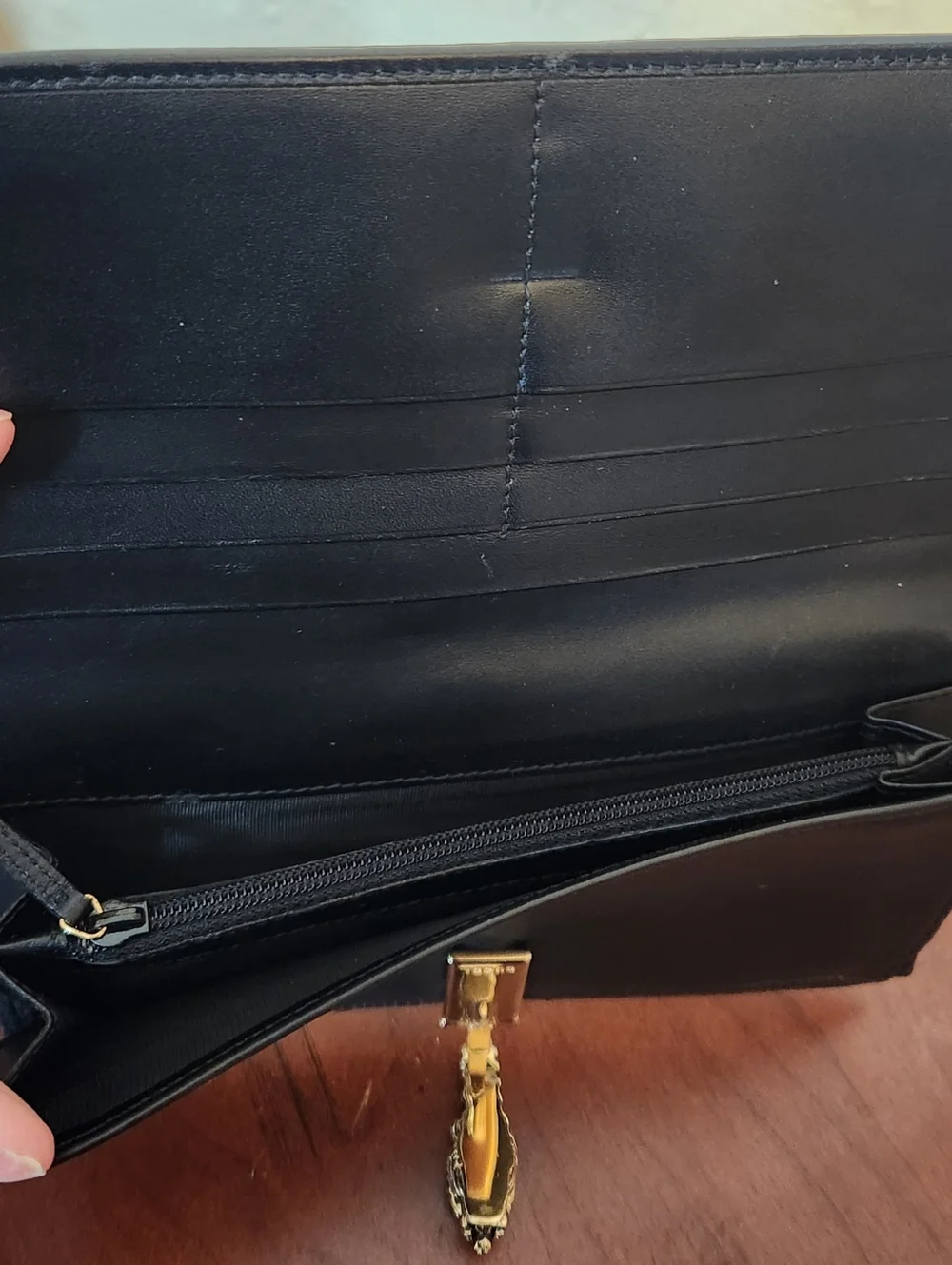 Gucci Black Leather Tiger Clasp Wallet - Picture 9 of 10
